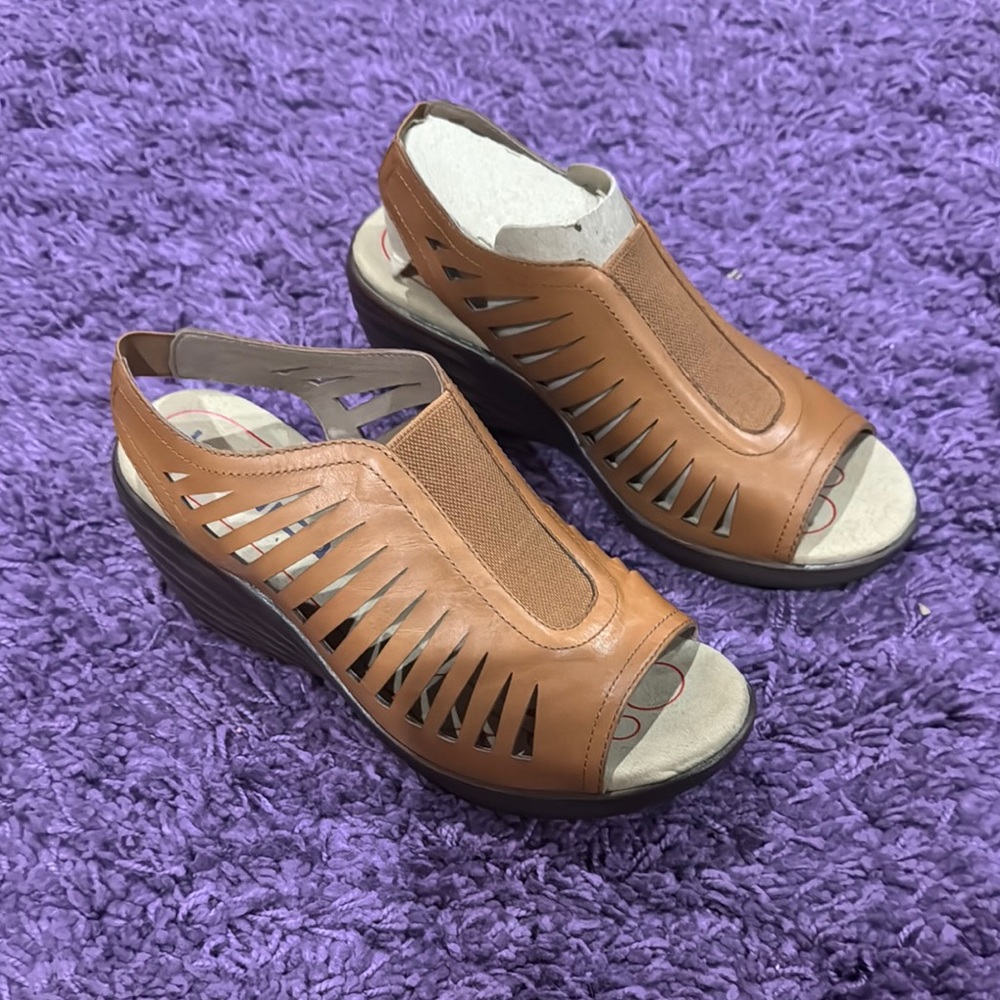 Bionica Vista Wedge Sandals in Luggage Sz 9